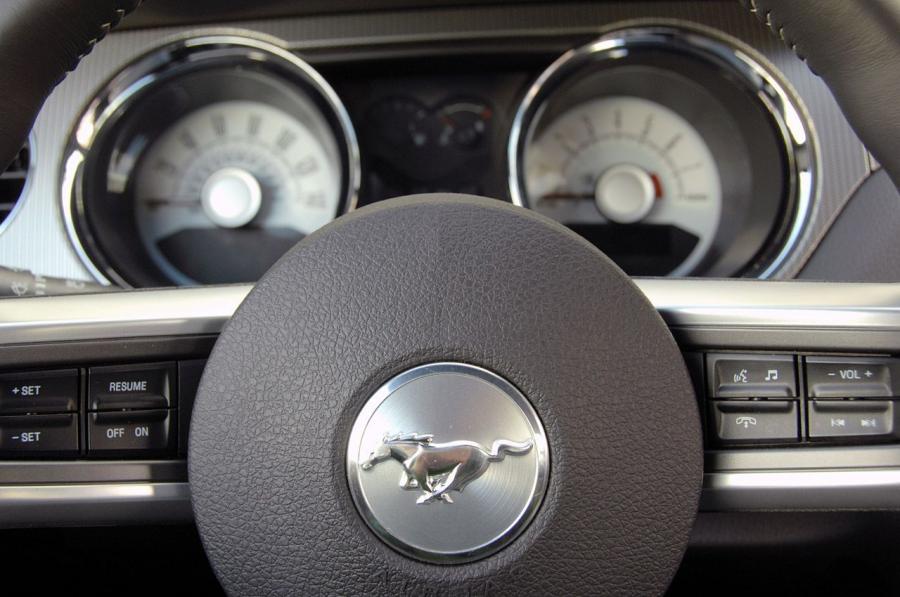  Ford Mustang GT 2010 года  (фото 25 из 213)
